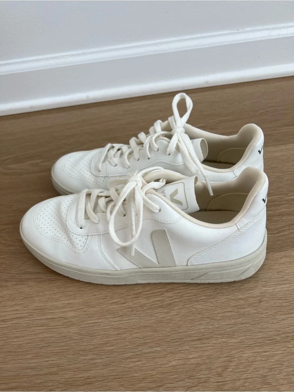 Veja V10 Low-Top Sneaker